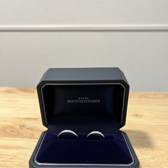 【銀座ダイヤモンドシライシの口コミ】 ストレートなリングですが、少し形状にウェーブがかかっていて、女性側の…
