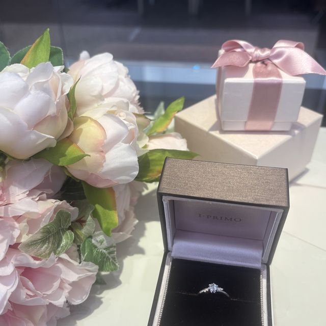 【アイプリモ(I-PRIMO)の口コミ】 繊細で華やかなデザインが特徴です。センターダイヤモンドを引き立てるよ…