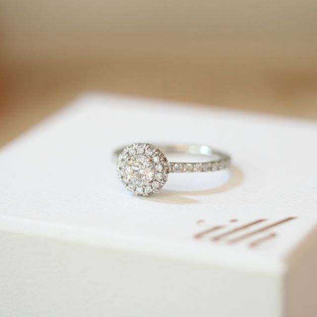 【ith(イズ)の口コミ】 リングの台座が高く、結婚指輪などの他のリングとの重ね付けがしやすいデ…