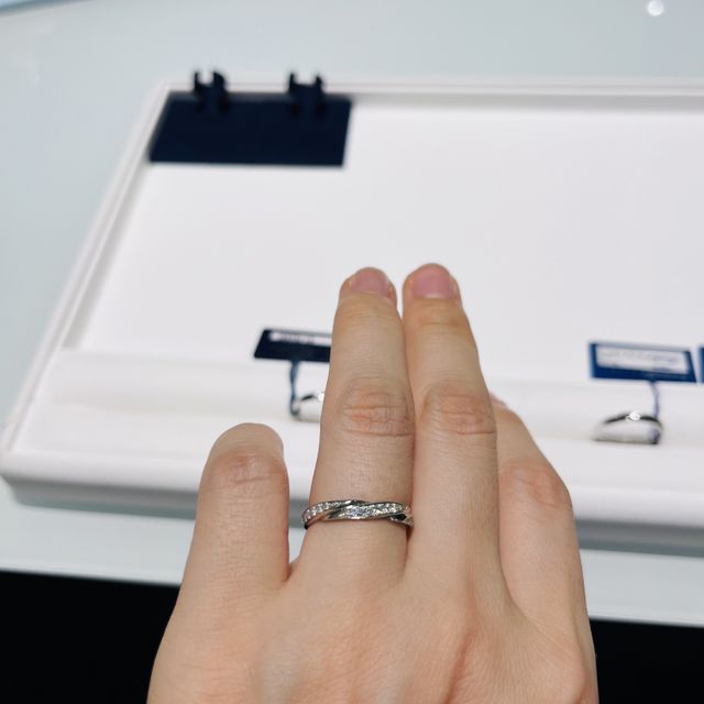 【ROYAL ASSCHER(ロイヤル・アッシャー)の口コミ】 華やかさのある結婚指輪を求めていたため、試着しました。

海外の王室に…
