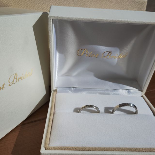 【PILOT BRIDAL(パイロットブライダル)の口コミ】 男性側はシンプル、シャープでかっこいい指輪。着ける人を選ばないデザイ…