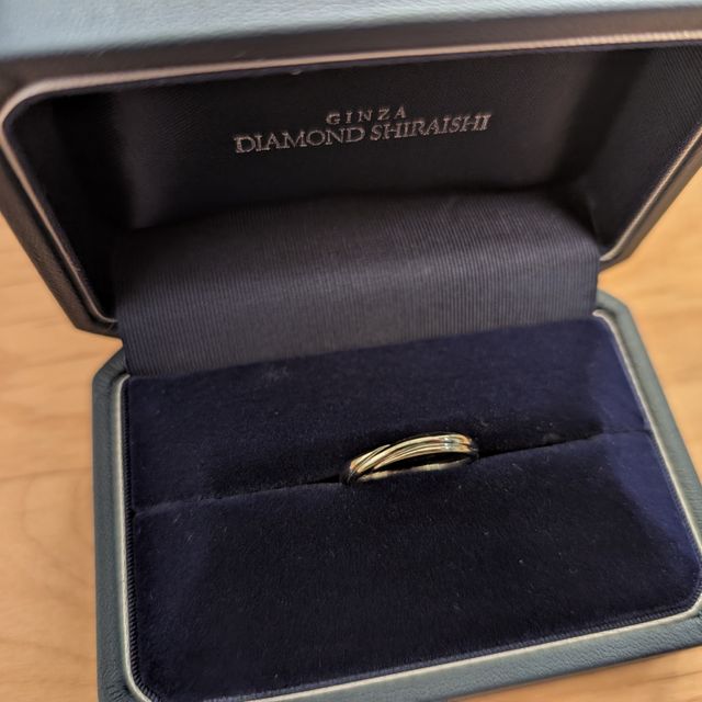 【銀座ダイヤモンドシライシの口コミ】 シンプルなデザインでありながら、少し捻りが入っているところが可愛くて…