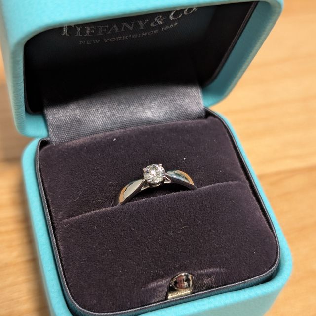 【ティファニー(Tiffany & Co.)の口コミ】 特別な日以外でも身につけられるシンプルなデザインが良かったです。0.3カ…