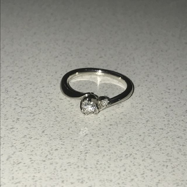 【4℃ BRIDAL(ヨンドシーブライダル)の口コミ】 婚約指輪ということでダイヤを探していましたが、1つのダイヤでは寂しい気…