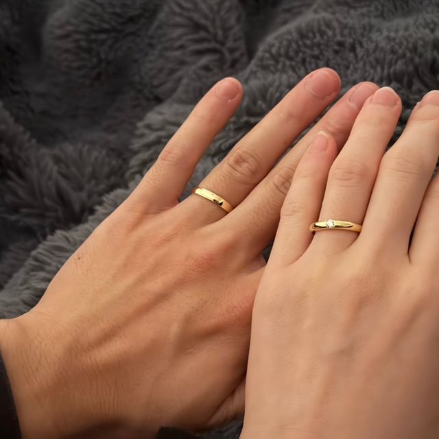 【BRILLIANCE+(ブリリアンスプラス)の口コミ】 ゴールドで揃えた結婚指輪です。私は大粒ダイヤモンドを1つ埋め込み、夫は…