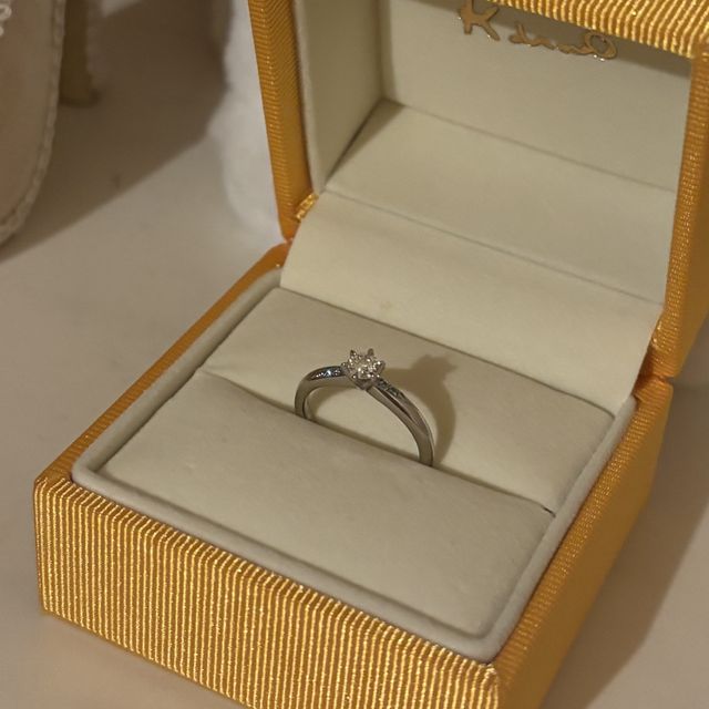 【ケイウノ ブライダル(K.UNO BRIDAL)の口コミ】 シンフォニアのナチュラルな曲線に合わせて、中央のダイヤの左右に好きな…