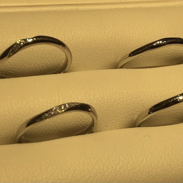 【俄(にわか)の口コミ】 細くて緩めのウェーブとダイヤの付き方がかわいいなと感じたからです。彼…