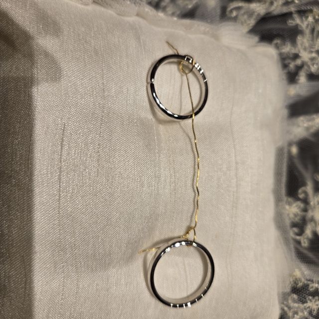 【ケイウノ ブライダル(K.UNO BRIDAL)の口コミ】 さりげないデザインですが、私がゴールド、主人がシルバーが好きなのでふ…