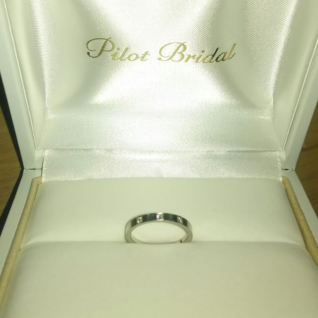 【PILOT BRIDAL(パイロットブライダル)の口コミ】 ダイヤが入っていて、輝きが素晴らしい。
シンプルなデザインだが、飽きが…