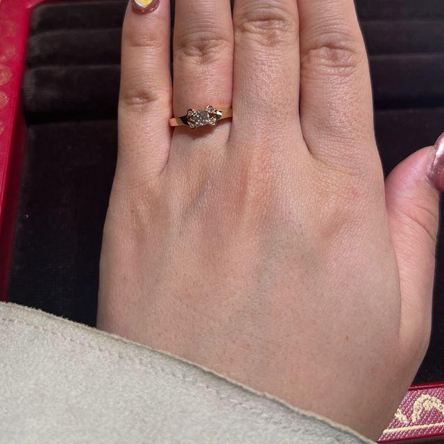 【カルティエ(Cartier)の口コミ】 リボンのデザインが可愛く、試着しました。少し可愛すぎるため年を重ねた…
