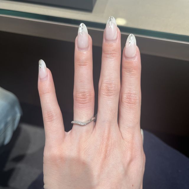 【アイプリモ(I-PRIMO)の口コミ】 ウェーブに沿って配置されているダイヤがキラキラと輝きどの角度から見て…