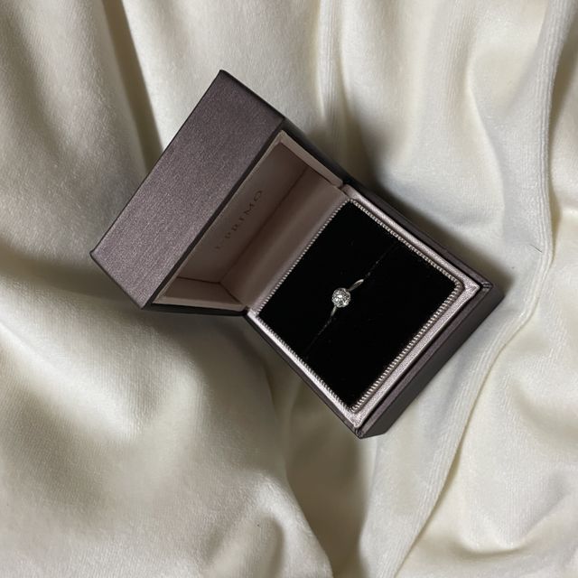 【アイプリモ(I-PRIMO)の口コミ】 あまりないお花のデザインで、ダイヤモンドが大きく見えます。とても可愛…