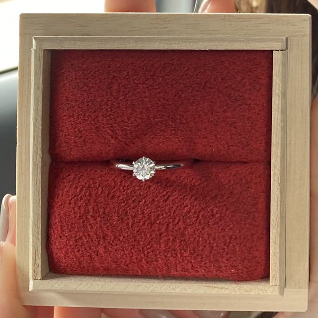 【出雲結(いずもゆい)の口コミ】 【指輪のデザインについて】
シンプルだからこそダイヤモンドがより映える…