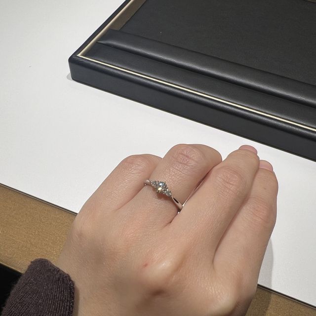 【ラザール ダイヤモンド(LAZARE DIAMOND)の口コミ】 横から見た時のデザインがとても綺麗で一目惚れしました！
ラザールダイヤ…