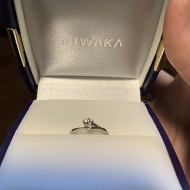 【俄(にわか)の口コミ】 結婚指輪と重ね着けできるので自然なデザインかつダイヤモンドが映えるの…