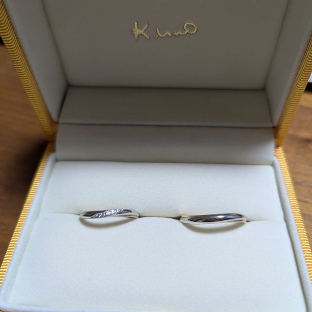 【ケイウノ ブライダル(K.UNO BRIDAL)の口コミ】 プラチナだけの「The結婚指輪」というより、もう少し遊び心のある2色使い…