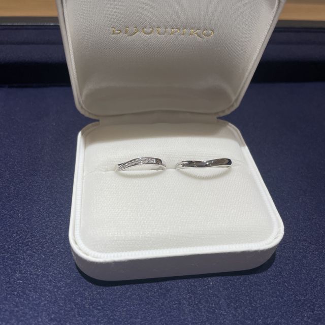 【BONDS(ボンズ)の口コミ】 曲線が綺麗でダイヤモンドもキラキラとしていてとても可愛い指輪です。左…