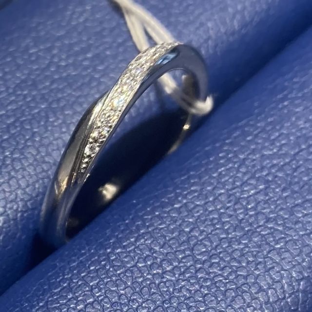【銀座ダイヤモンドシライシの口コミ】 ダイヤモンドが斜めに綺麗に入っていること、一つひとつのダイヤモンドは…
