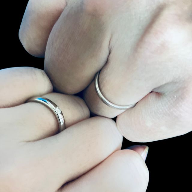 【BRILLIANCE+(ブリリアンスプラス)の口コミ】 シンプルで年齢関係なく身につけられると思います。
結婚指輪で一粒ダイヤ…