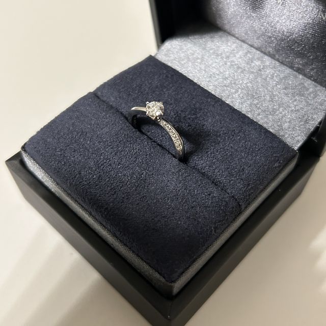 【ラザール ダイヤモンド(LAZARE DIAMOND)の口コミ】 中心のダイヤの存在感が大きくて婚約指輪感が強くありながら、同時にウェ…