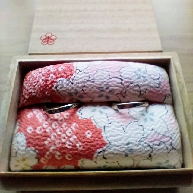 【杢目金屋(もくめがねや)の口コミ】 指を細く見せる効果のあるV字のウェーブが掛かったデザイン。
ペアで同じ…