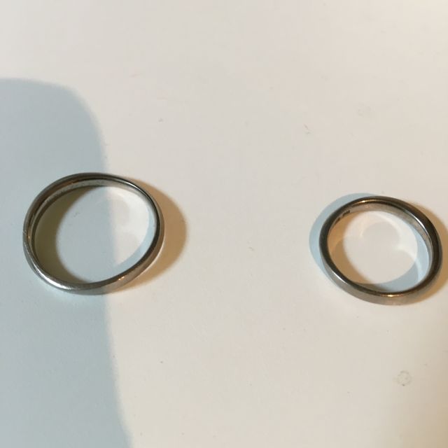 【俄(にわか)の口コミ】 シンプルだけど、どこかおしゃれな雰囲気をもつこの指輪。少しウェーブが…