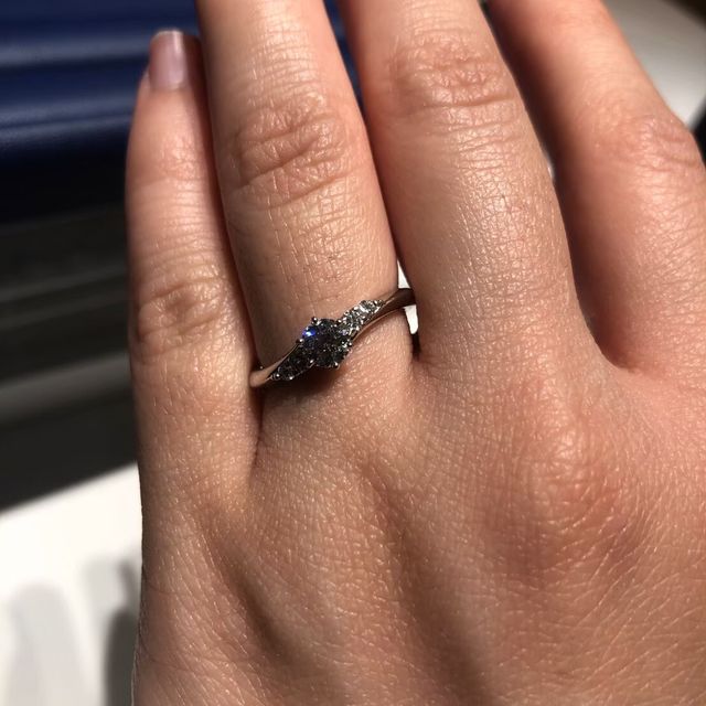 【銀座ダイヤモンドシライシの口コミ】 素材はプラチナ一択としておりました。
デザインはネット上で探しているう…