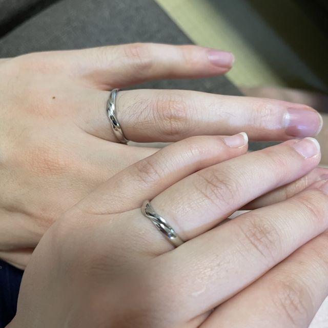 【ギンザタナカブライダル(GINZA TANAKA BRIDAL)の口コミ】 お互い毎日着用する予定でしたので、ダイヤなしを探しておりました。
シン…