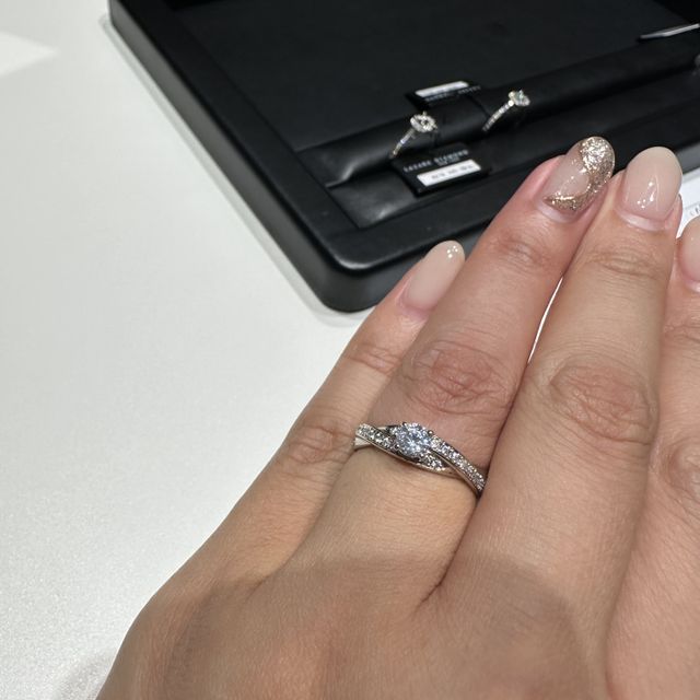 【ラザール ダイヤモンド(LAZARE DIAMOND)の口コミ】 一生ものの婚約指輪なので、ゴージャスで他の人と被らないような婚約指輪…