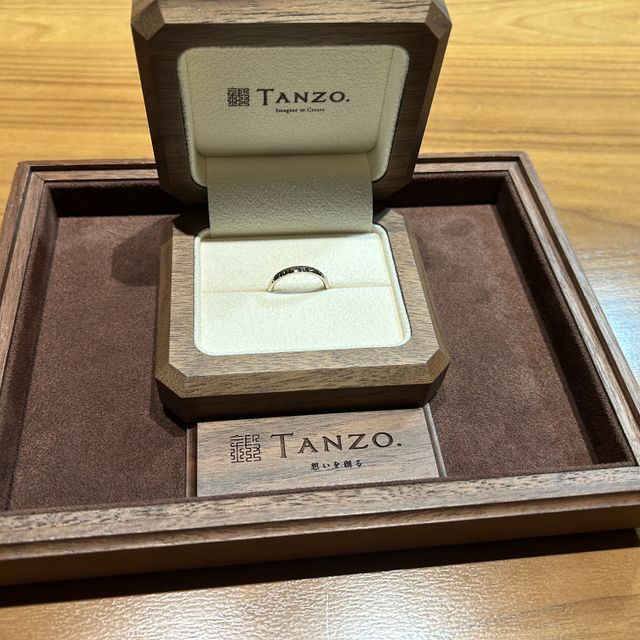 【TANZO.(鍛造指輪)の口コミ】 コーラルゴールドの色合いがとても指に馴染みやすく素敵です。石ではなく…
