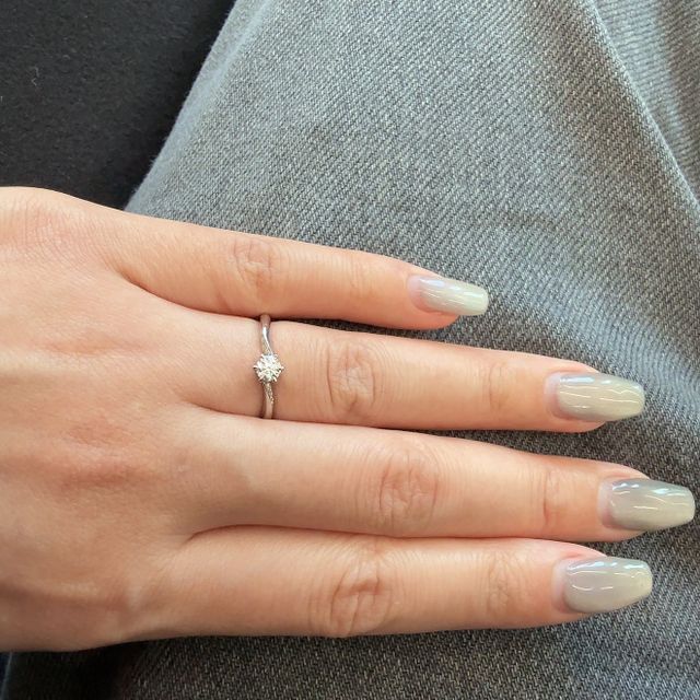 【アイプリモ(I-PRIMO)の口コミ】 指輪は落ち着いた雰囲気で、且つダイヤモンドとその周りがとても綺麗に装…