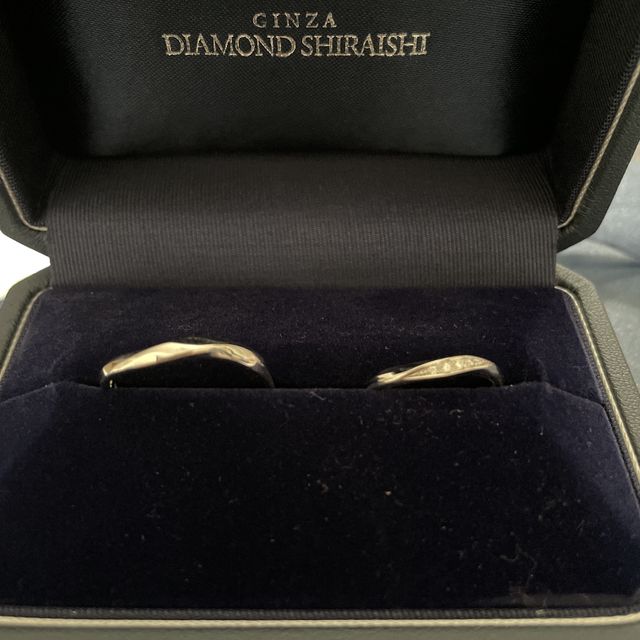 【銀座ダイヤモンドシライシの口コミ】 程よいウェーブラインで指が綺麗に見えます。女性用にはダイヤモンドが5石…