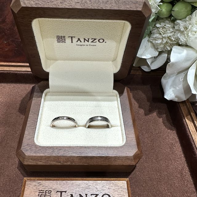 【TANZO.(鍛造指輪)の口コミ】 ・2種類の素材の組み合わせ
・両側のミル打ち
・指輪の内側には2人で決め…