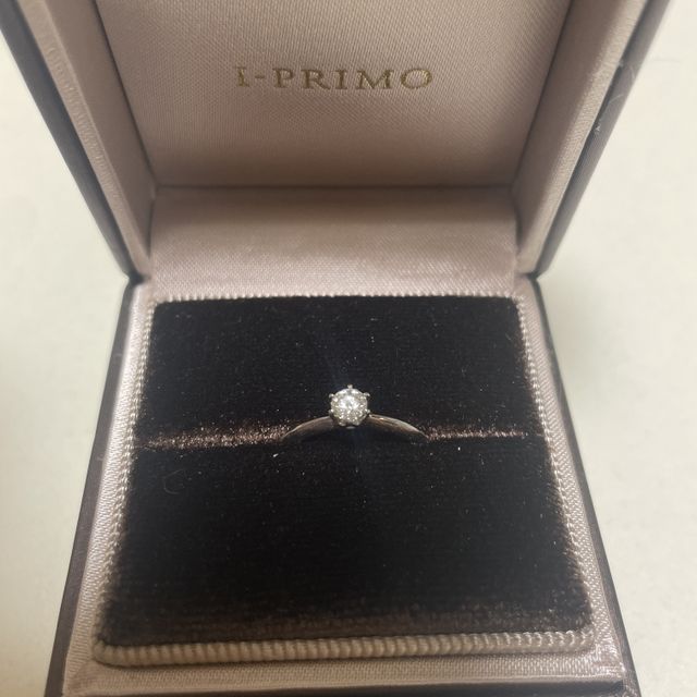 【アイプリモ(I-PRIMO)の口コミ】 ダイヤの輝きが際立つシンプルなデザインで、どのような手にも似合いそう…