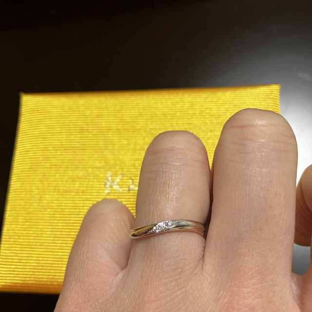 【ケイウノ ブライダル(K.UNO BRIDAL)の口コミ】 指輪のデザインはカローレです。
ウェーブラインが手元になじみ、S字ウエ…