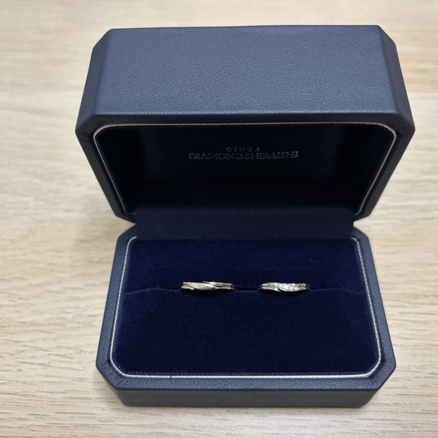 【銀座ダイヤモンドシライシの口コミ】 ウェーブがかかっているので、指に対して平行に付かなくても綺麗に見える…