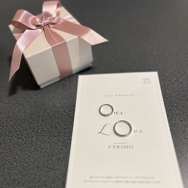 【アイプリモ(I-PRIMO)の口コミ】 婚約指輪がウエーブのデザインで、こちらもウエーブのため、重ね付けした…