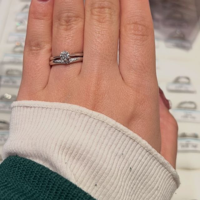 【銀座ダイヤモンドシライシの口コミ】 王道の一粒ダイヤの婚約指輪にきらきらで少し窪みのある結婚指輪のセット…