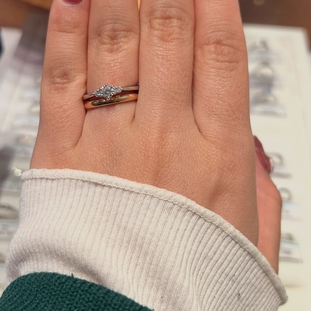 【銀座ダイヤモンドシライシの口コミ】 結婚指輪は肌がイエローベースなこともあり、ゴールドが良いと思っていた…
