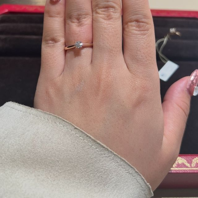 【カルティエ(Cartier)の口コミ】 シンプルでダイヤモンドが目立つデザインです。リングの部分がゴールドで…