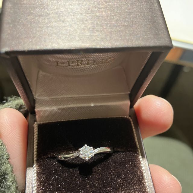 【アイプリモ(I-PRIMO)の口コミ】 デザインはシンプルでありながら可愛いらしく、結婚指輪と重ね付けしても…
