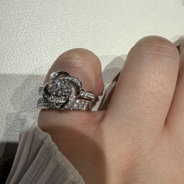 【アイプリモ(I-PRIMO)の口コミ】 幅が3.9ミリとボリューム感あり、ダイヤもたくさん使われているのでキラキ…