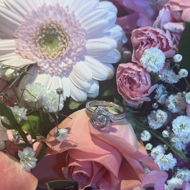 【ブシュロン(BOUCHERON)の口コミ】 唯一無二のデザイン！芍薬のお花モチーフのピヴォワンヌ。
芍薬(白)の花言…