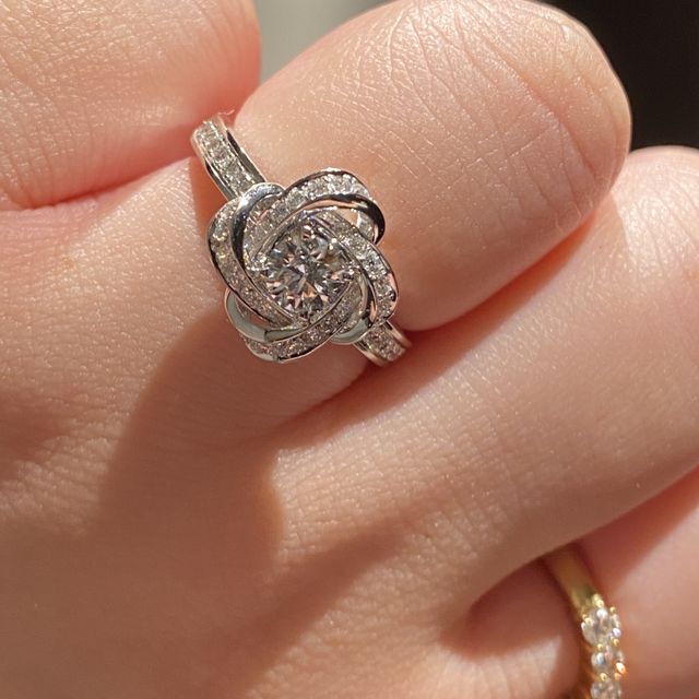 【ブシュロン(BOUCHERON)の口コミ】 唯一無二のデザイン！芍薬のお花モチーフのピヴォワンヌ。
芍薬(白)の花言…