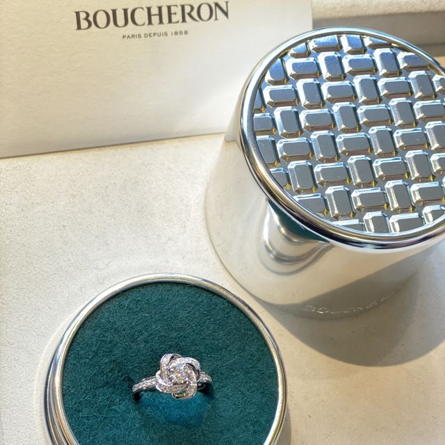 【ブシュロン(BOUCHERON)の口コミ】 唯一無二のデザイン！芍薬のお花モチーフのピヴォワンヌ。
芍薬(白)の花言…