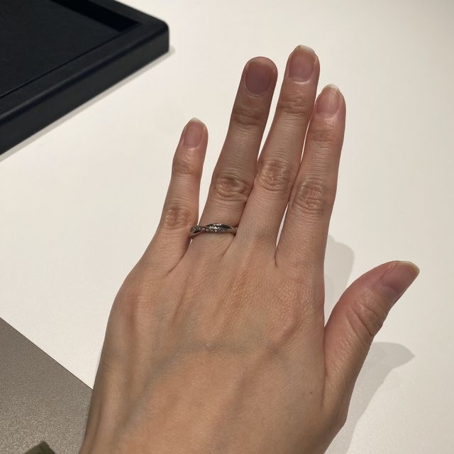 【ラザール ダイヤモンド(LAZARE DIAMOND)の口コミ】 デザインはウェーブ型で、自分の手にあっていたと思ったからです。あまり…