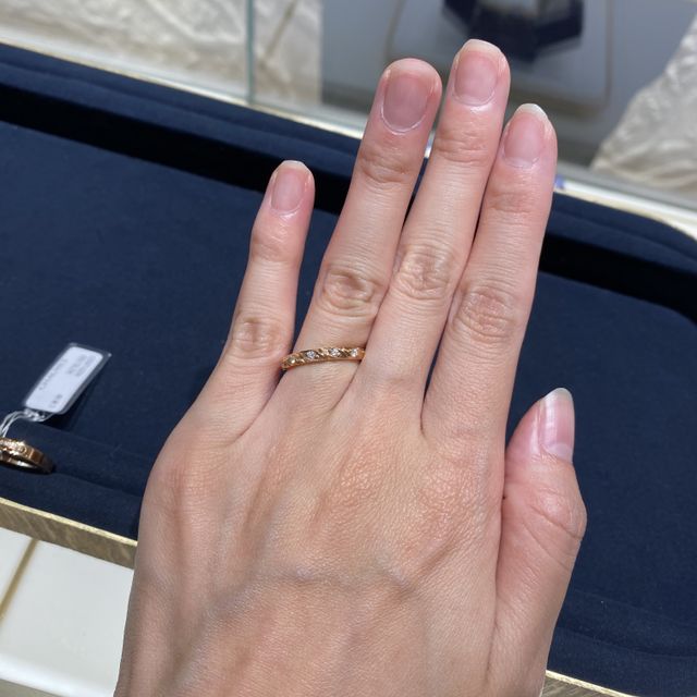 【ショーメ(CHAUMET)の口コミ】 ピンクゴールドで手にもなじんでおり少し捻れていてダイヤモンドの入り方…
