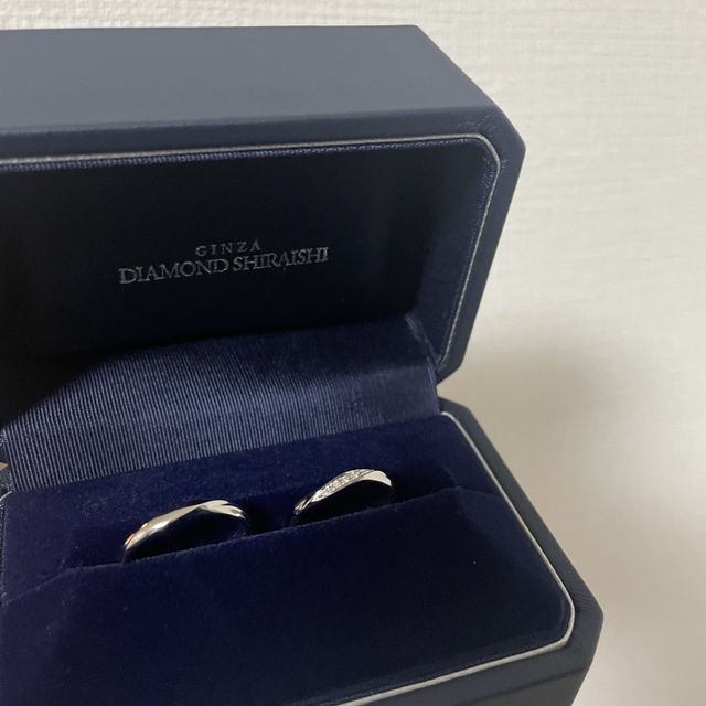 【銀座ダイヤモンドシライシの口コミ】 指が細く、小指側に傾きが気になっていたので、ウェーブのデザインがおす…