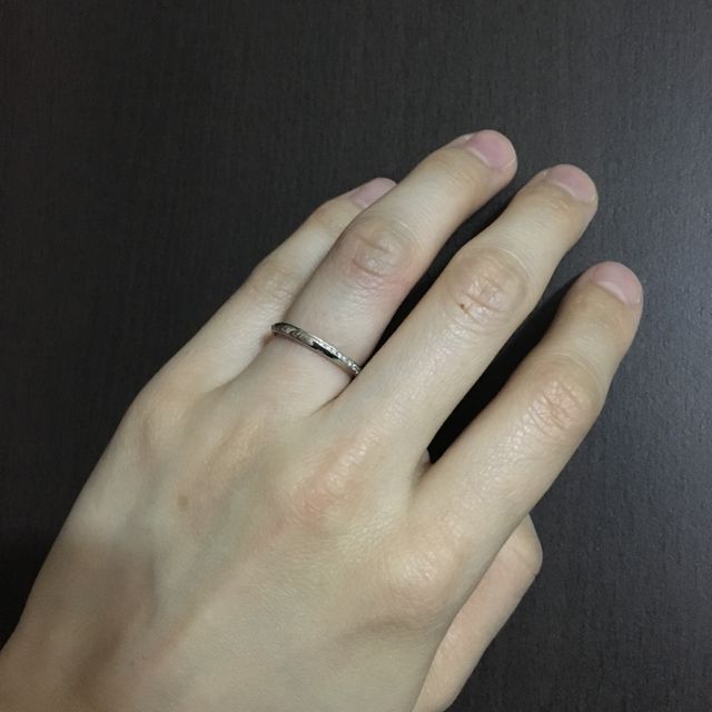 【銀座ダイヤモンドシライシの口コミ】 できるだけシンプルなデザインが好みだったので、リング一周のキラキラよ…