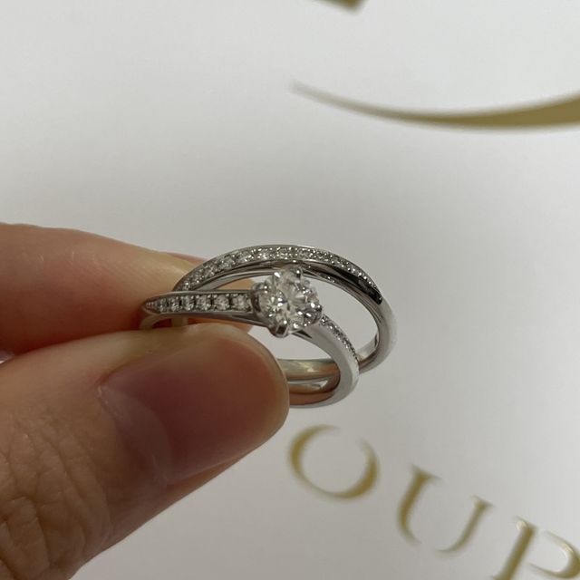 【トリニティ(Trinity)の口コミ】 重ね付けがとにかく可愛いです。また、センターのダイヤモンドのサイズを…